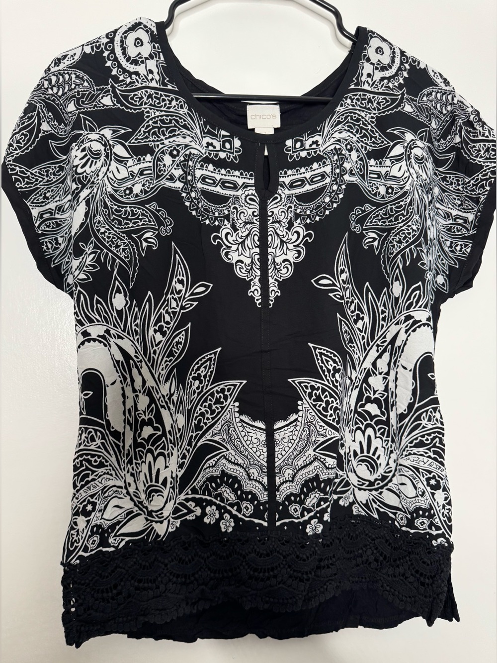 Chico's Black & White Paisley Crochet-Hem Short Sleeve Blouse 1 medium 8/10 stre
